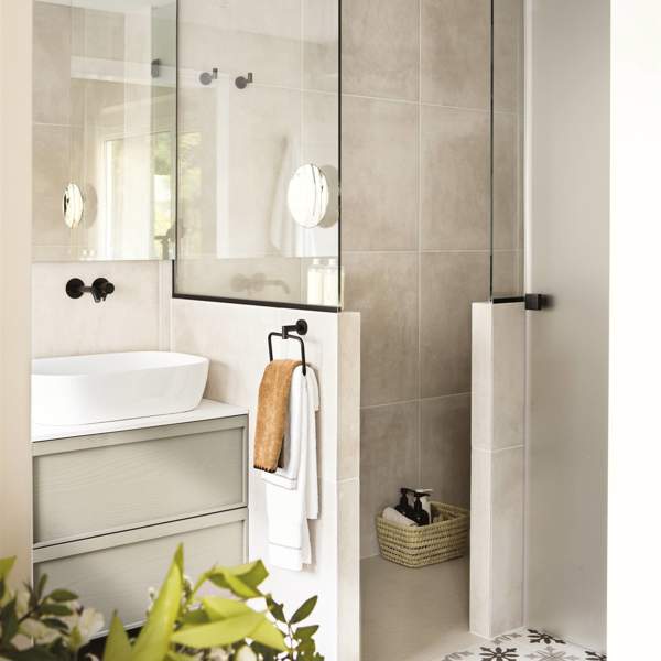 baño pequeño con ducha con murete y mampara 00547270