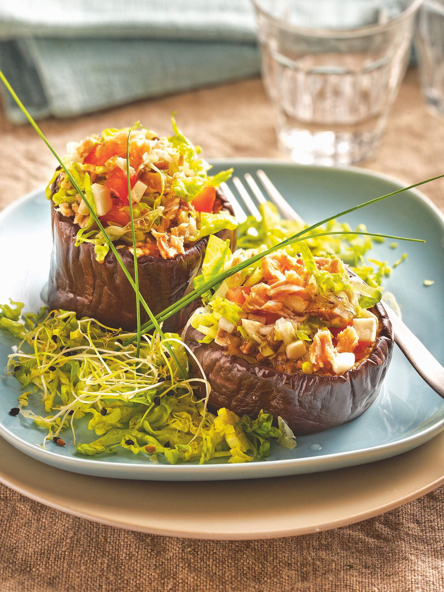 Barquitas de berenjena y ensalada de atún.