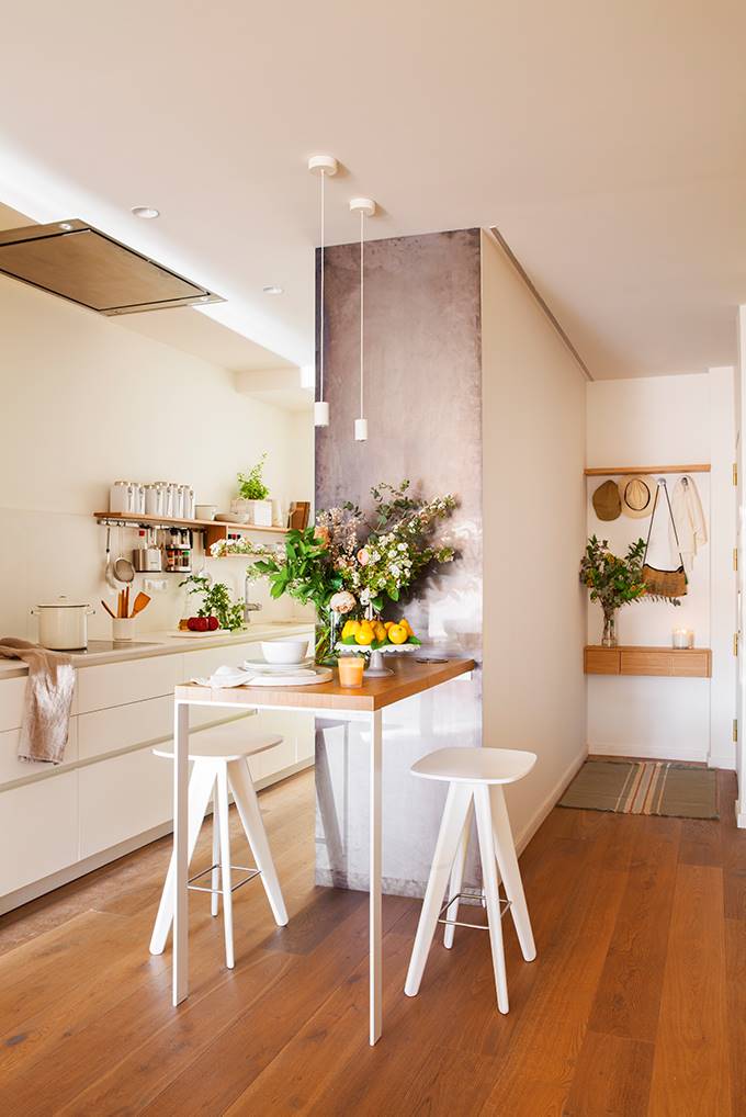 Recibidor pequeño y vista de cocina con barra