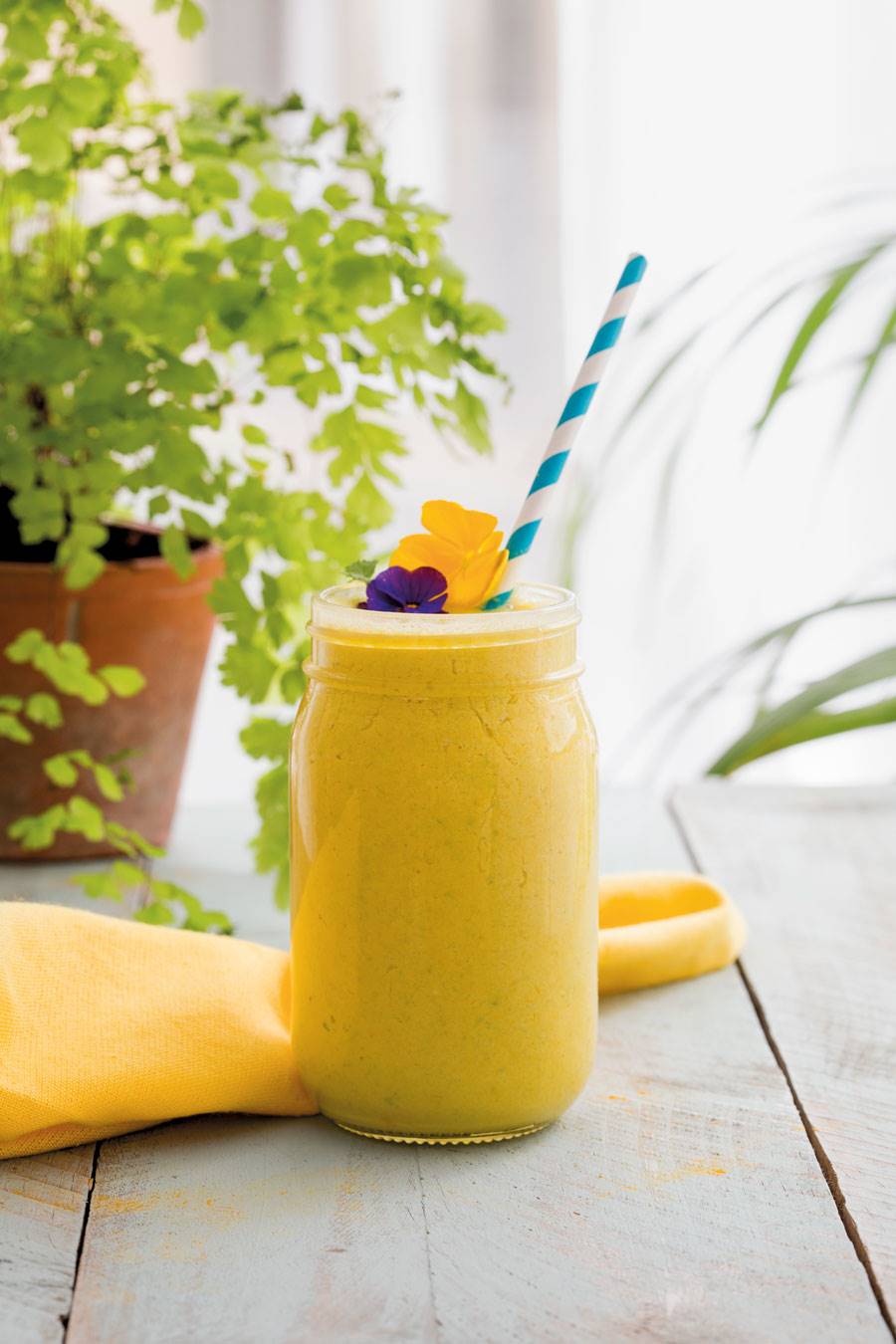 Comida saludable: receta de batido cítrico con cúrcuma.