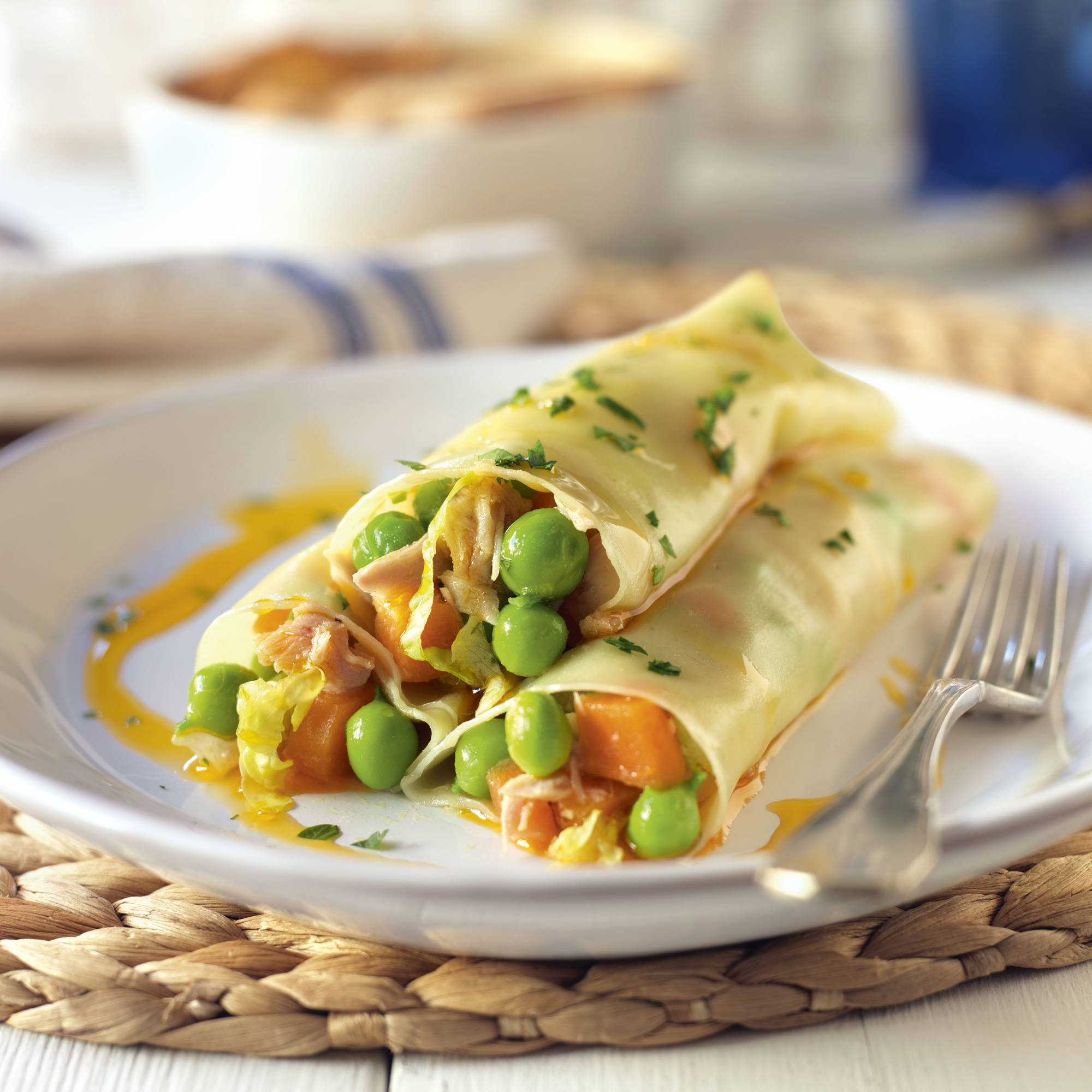 Canelones de ensalada de judías blancas con atún.