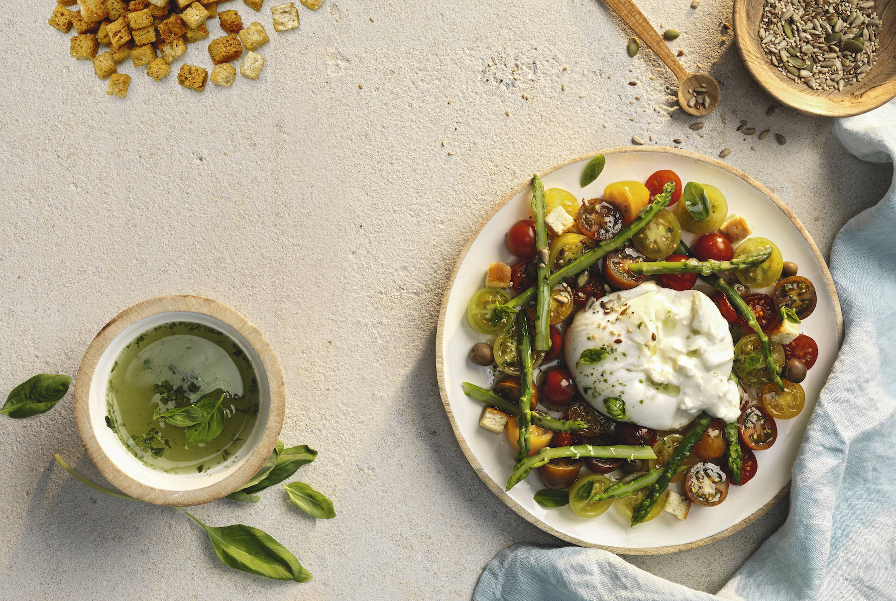 Caprese con burrata y espárragos.