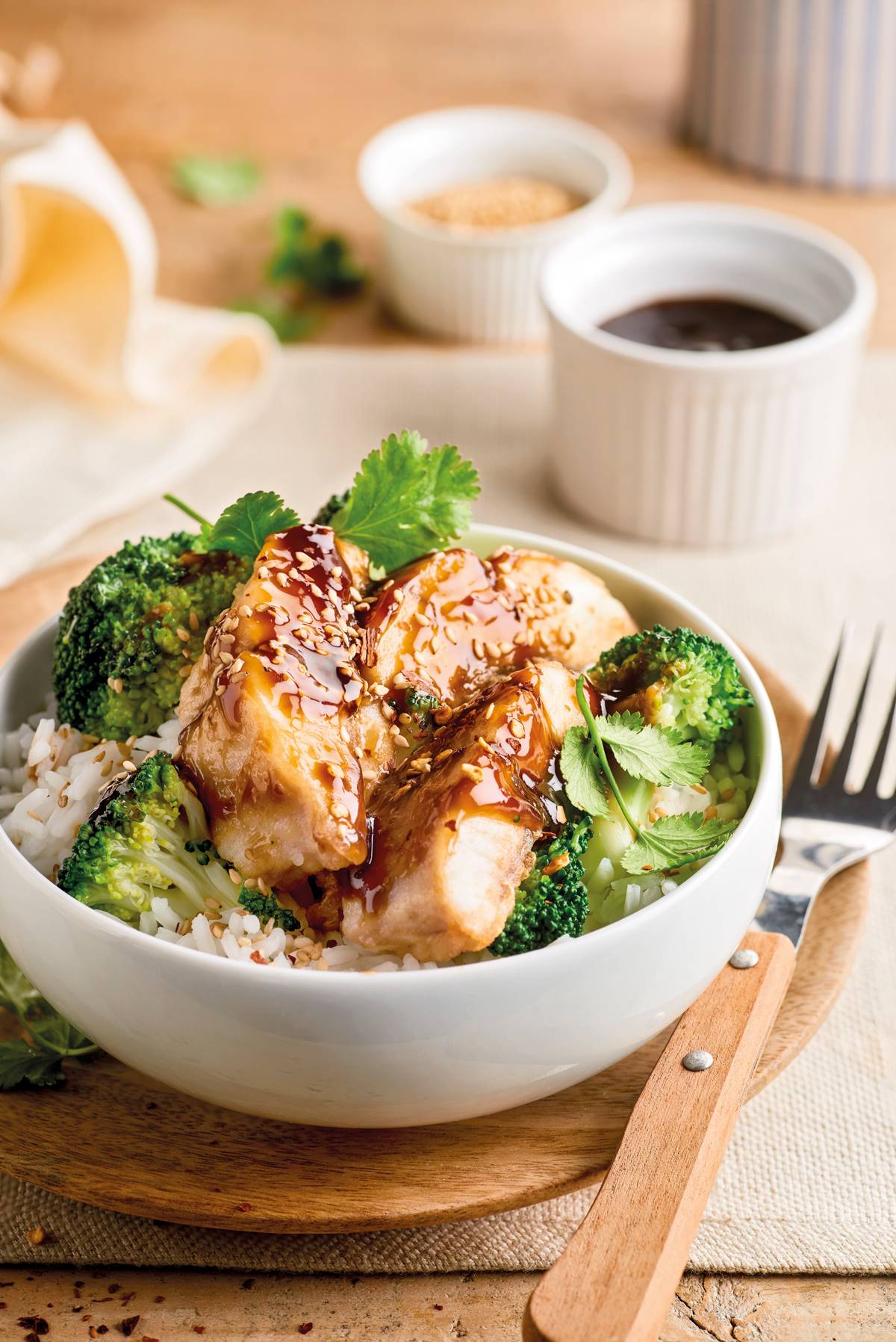 Merluza con salsa teriyaki, brócoli y arroz basmati