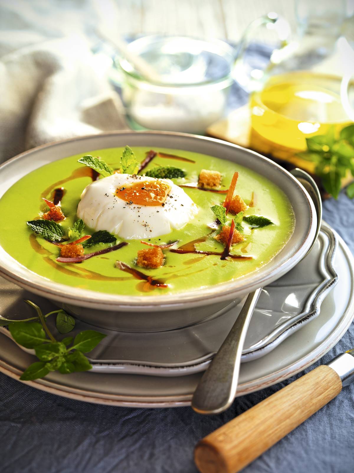 Crema de guisantes y huevo poché.