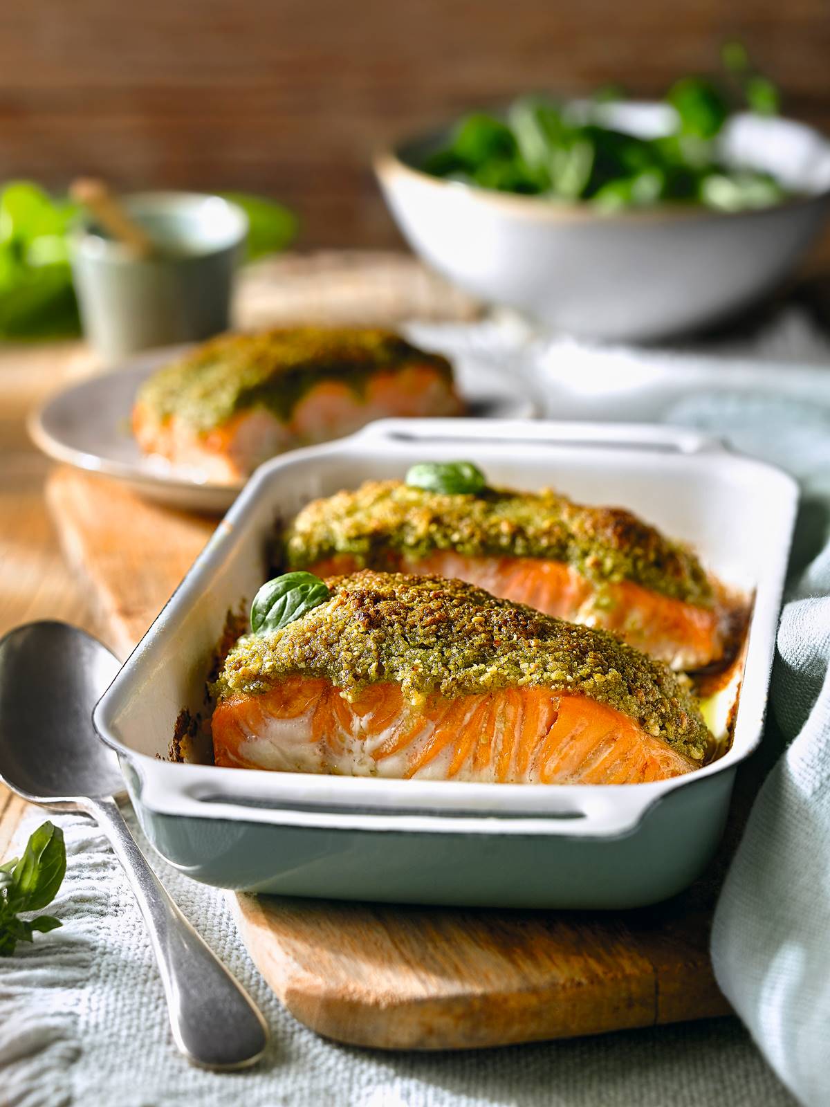 Salmón al horno con crujiente de pesto