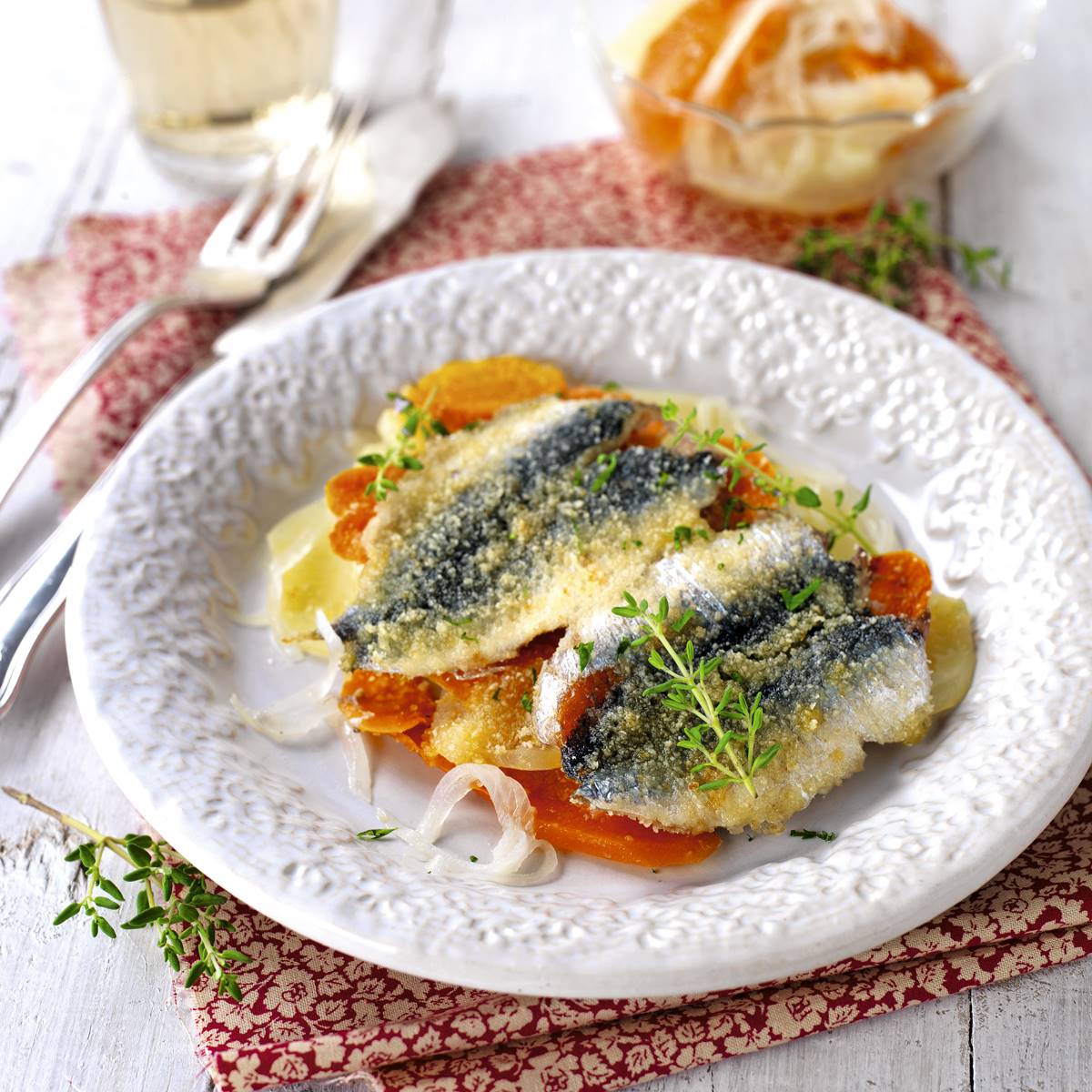 Sardinas al horno con patatas y zanahorias. 
