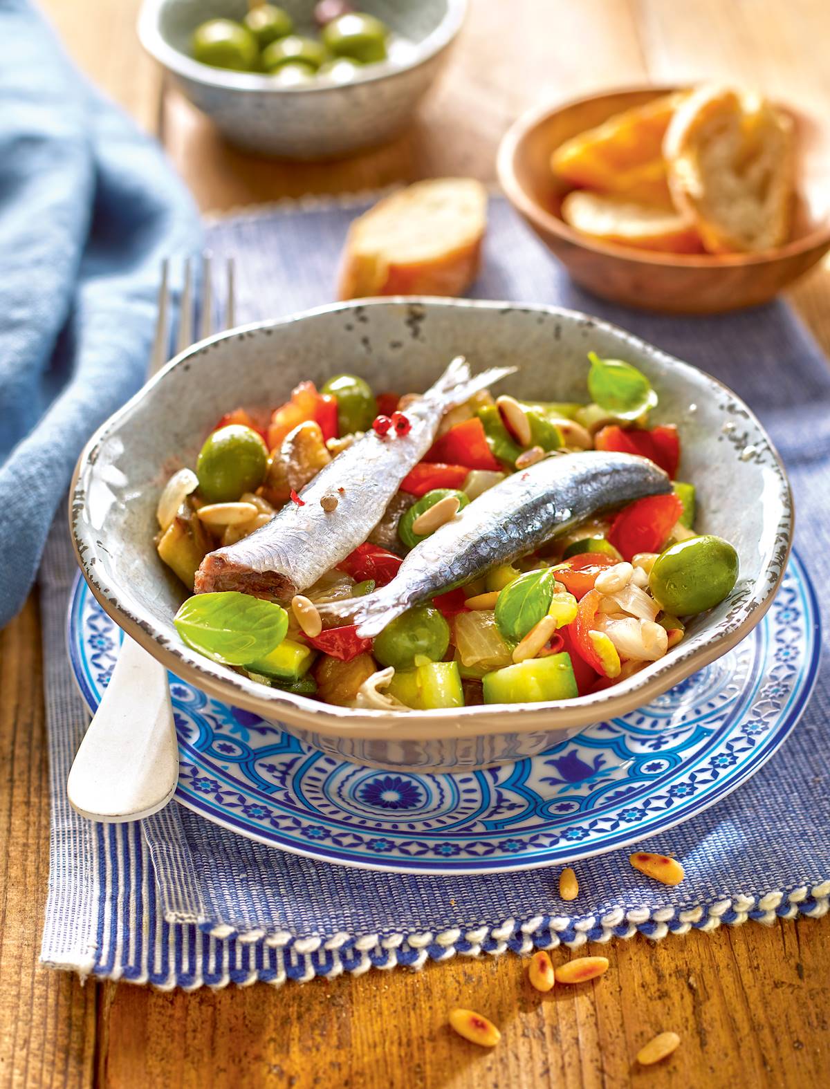 Ensalada caponata con sardinas marinafas. 
