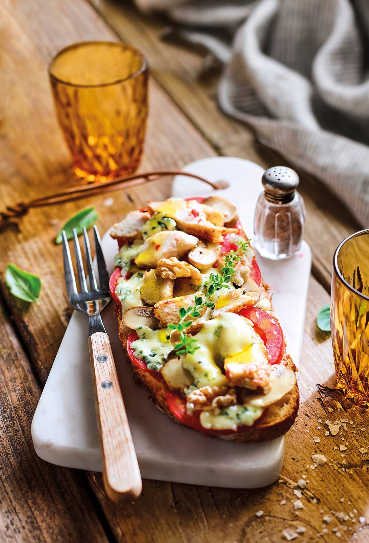 Tosta de pollo con queso azul 