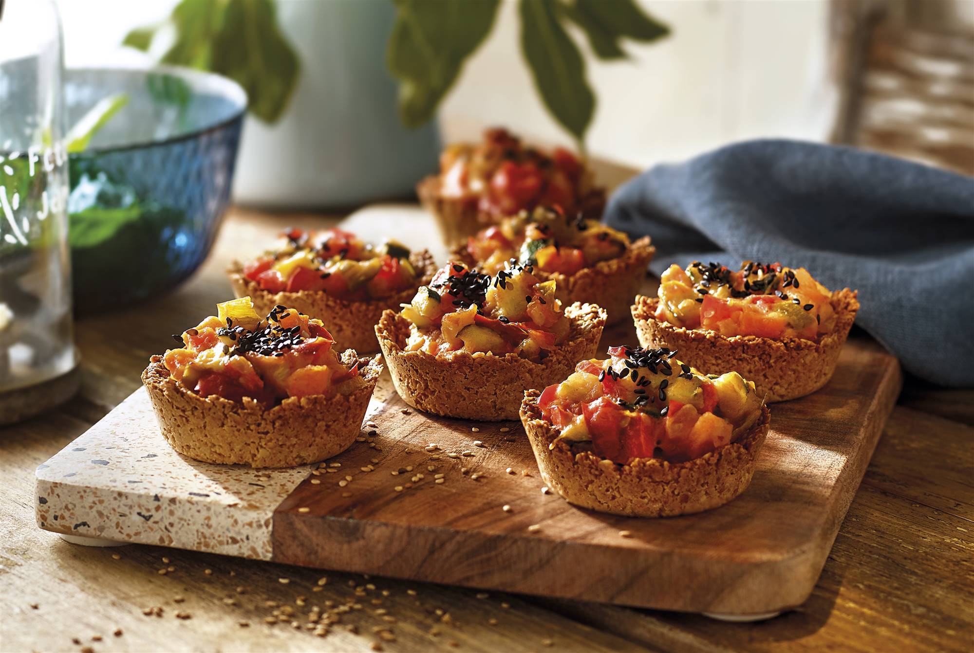Cestitas de avena gratinadas con verduras variadas y semillas de se´samo negro. 
