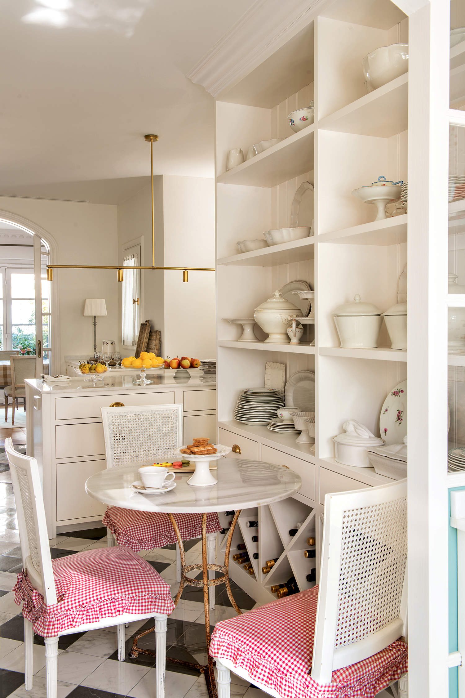 Cocina blanca con office romántico