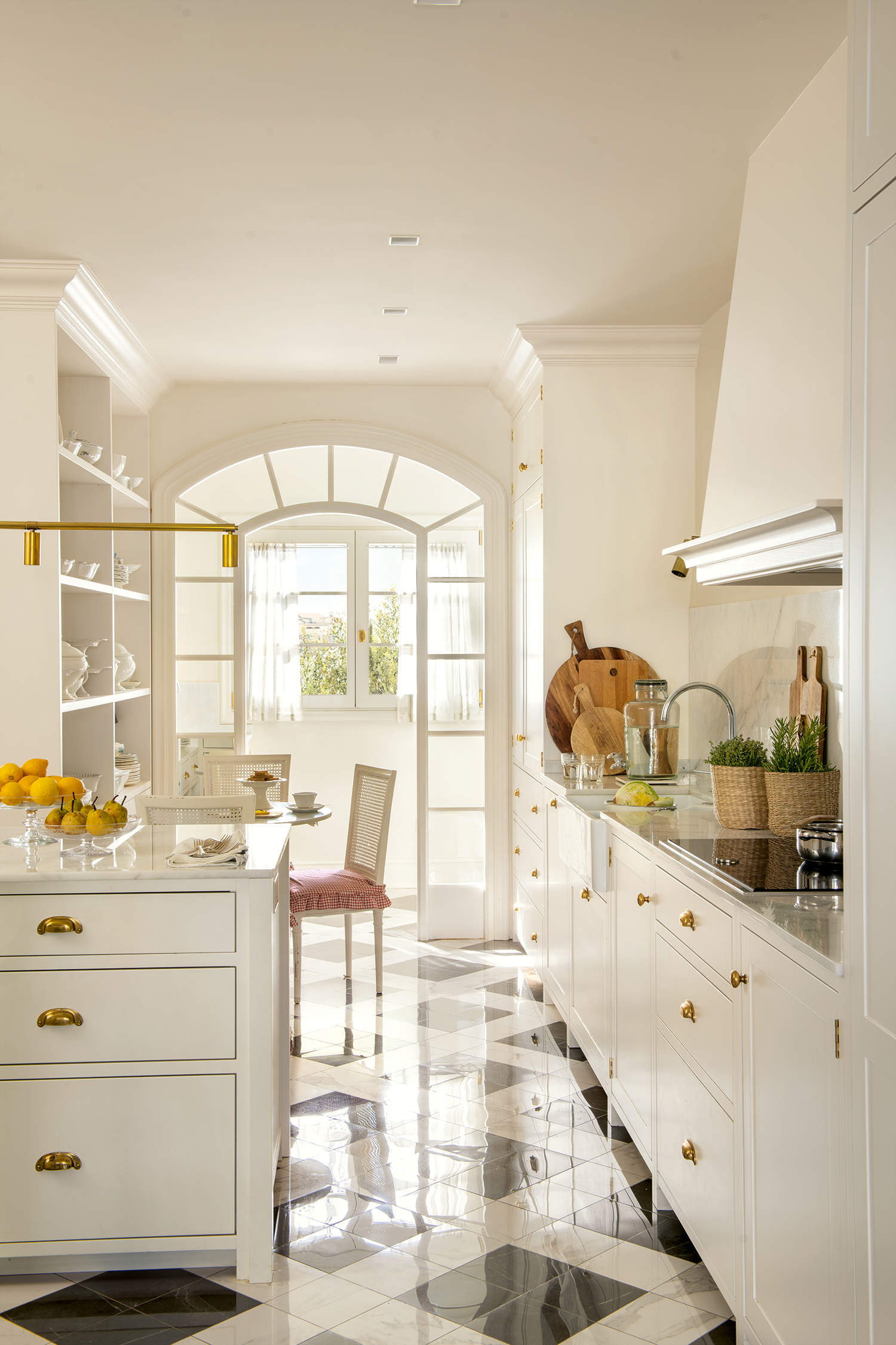 Cocina blanca con suelo en blanco y negro cerámico, puerta de cristal
