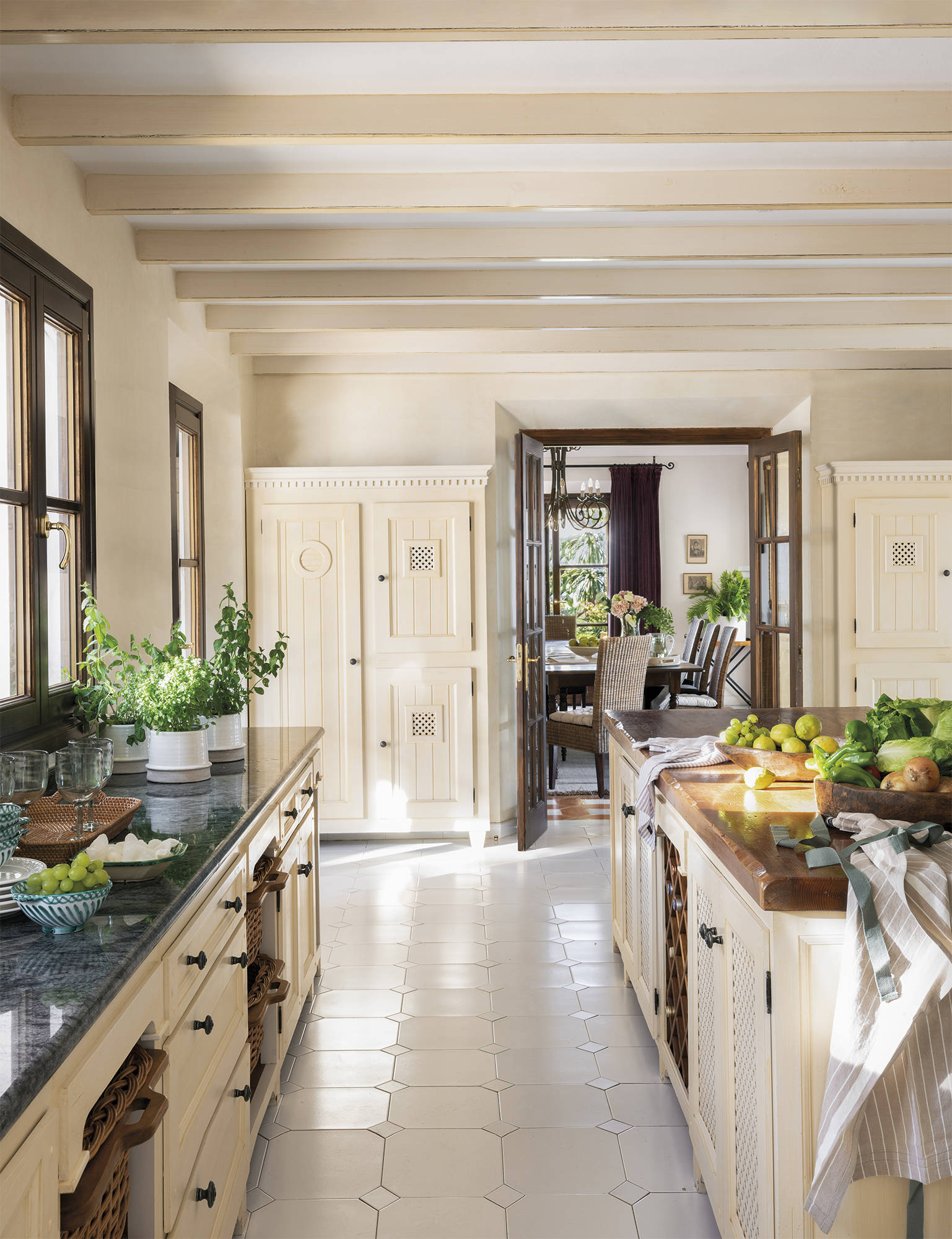 Cocina clásica en blanco con isla.
