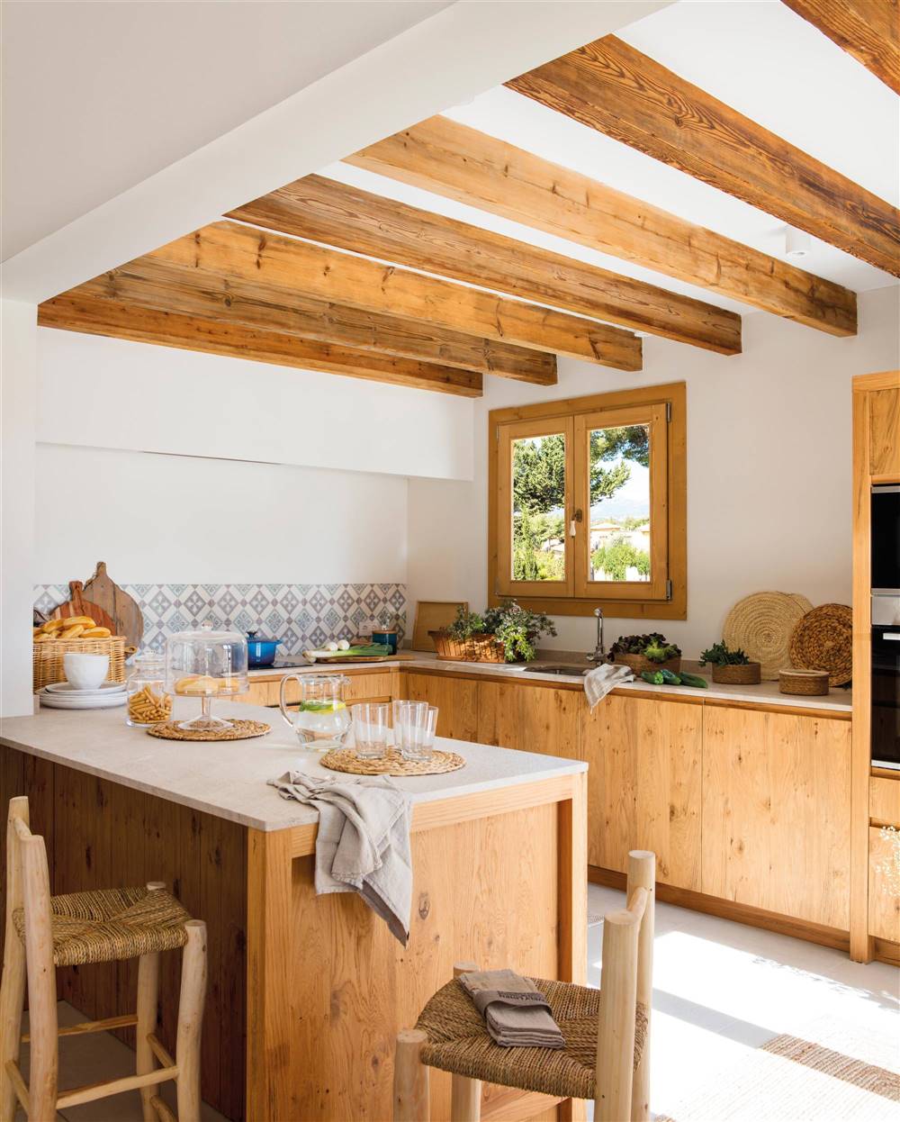Cocina con puertas de madera en muebles