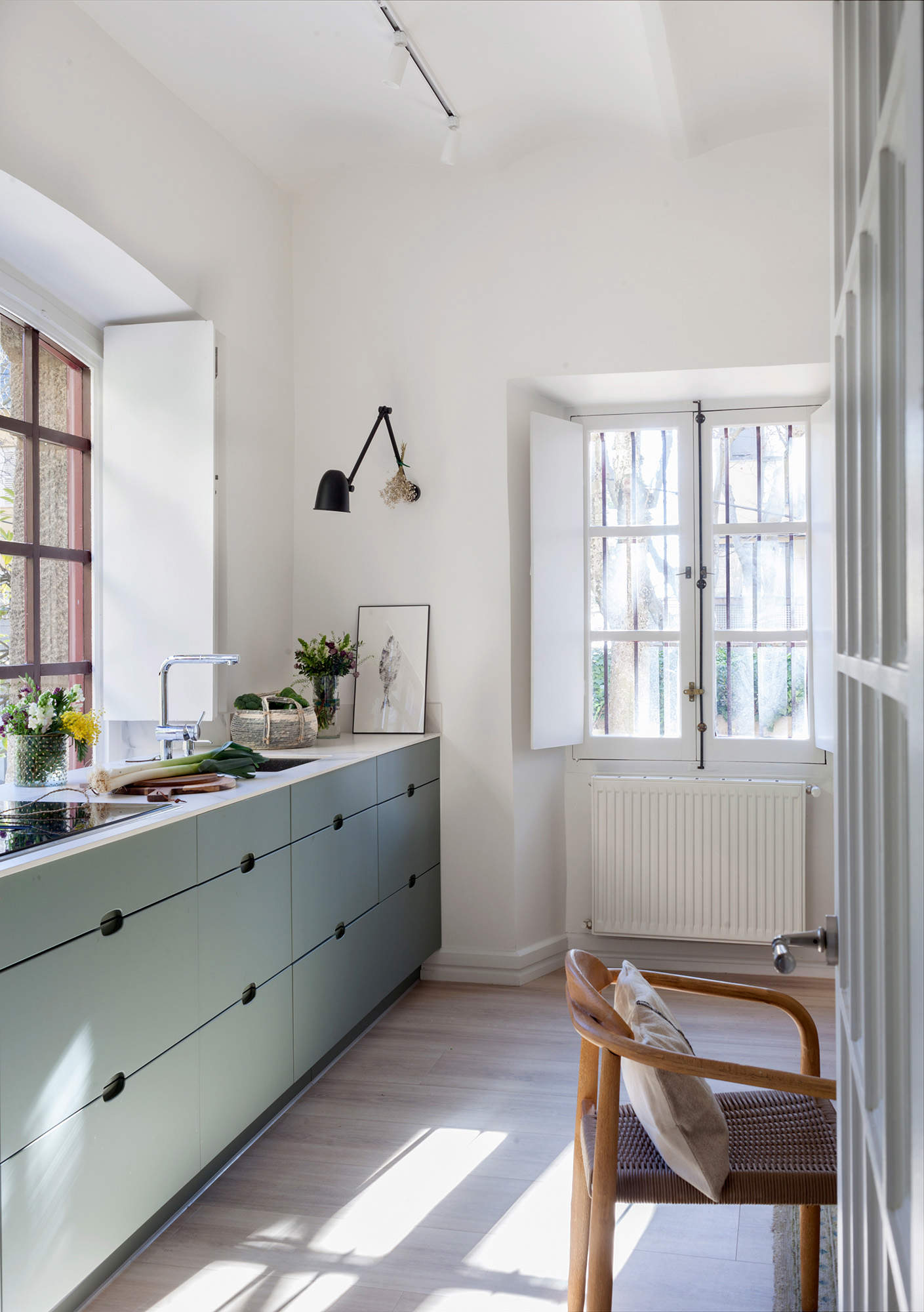 Cocina con muebles de madera en color verde 