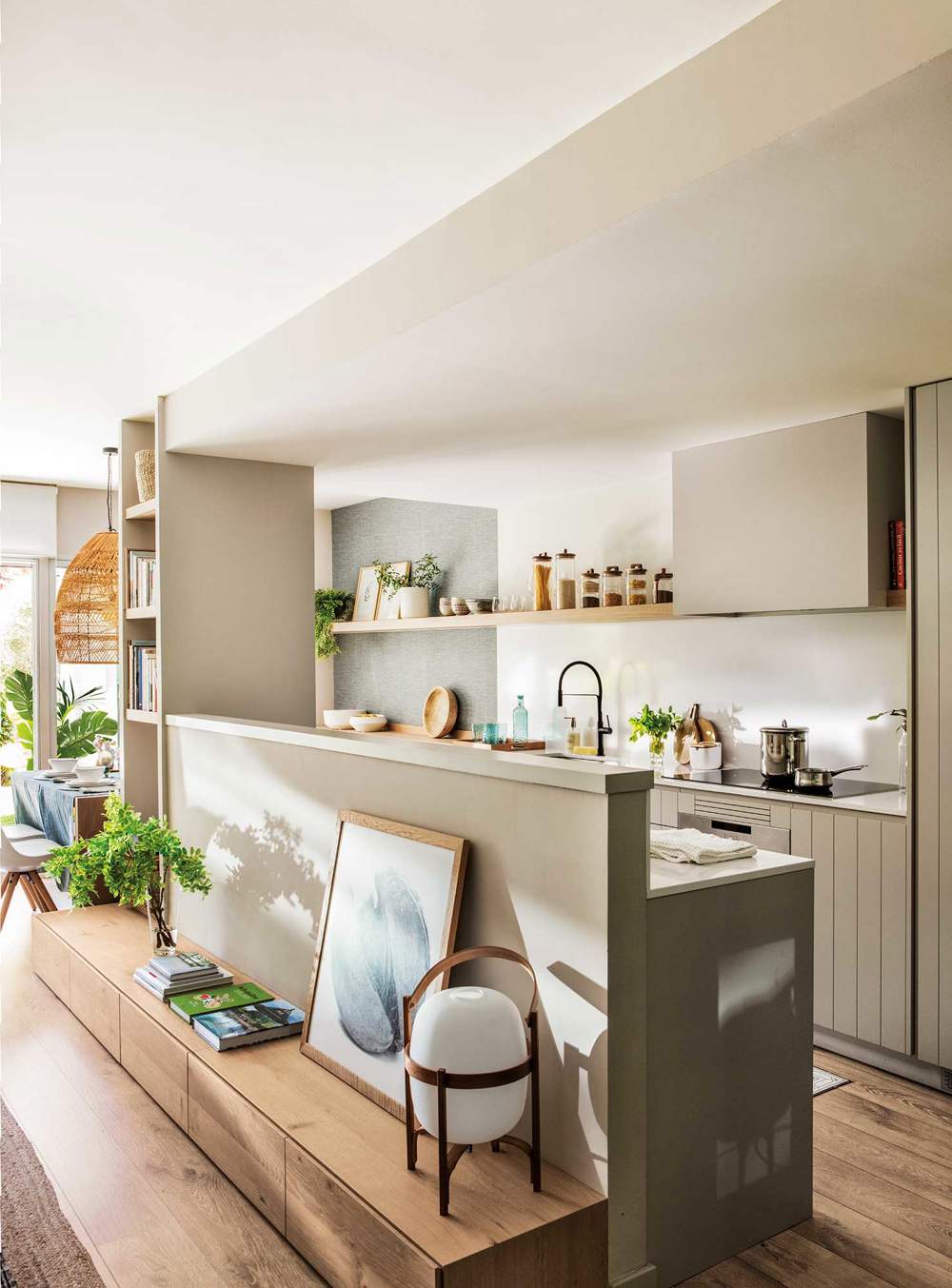 Cocina-moderna-abierta-al-salón-con-murete-de-mueble-de-tele-00539545