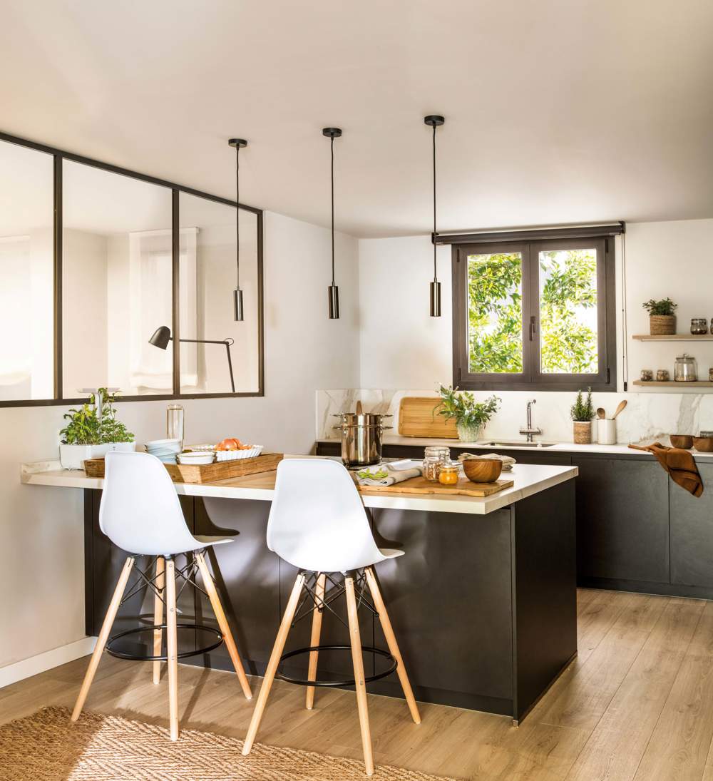 Cocina pequeña y moderna en blanco y negro