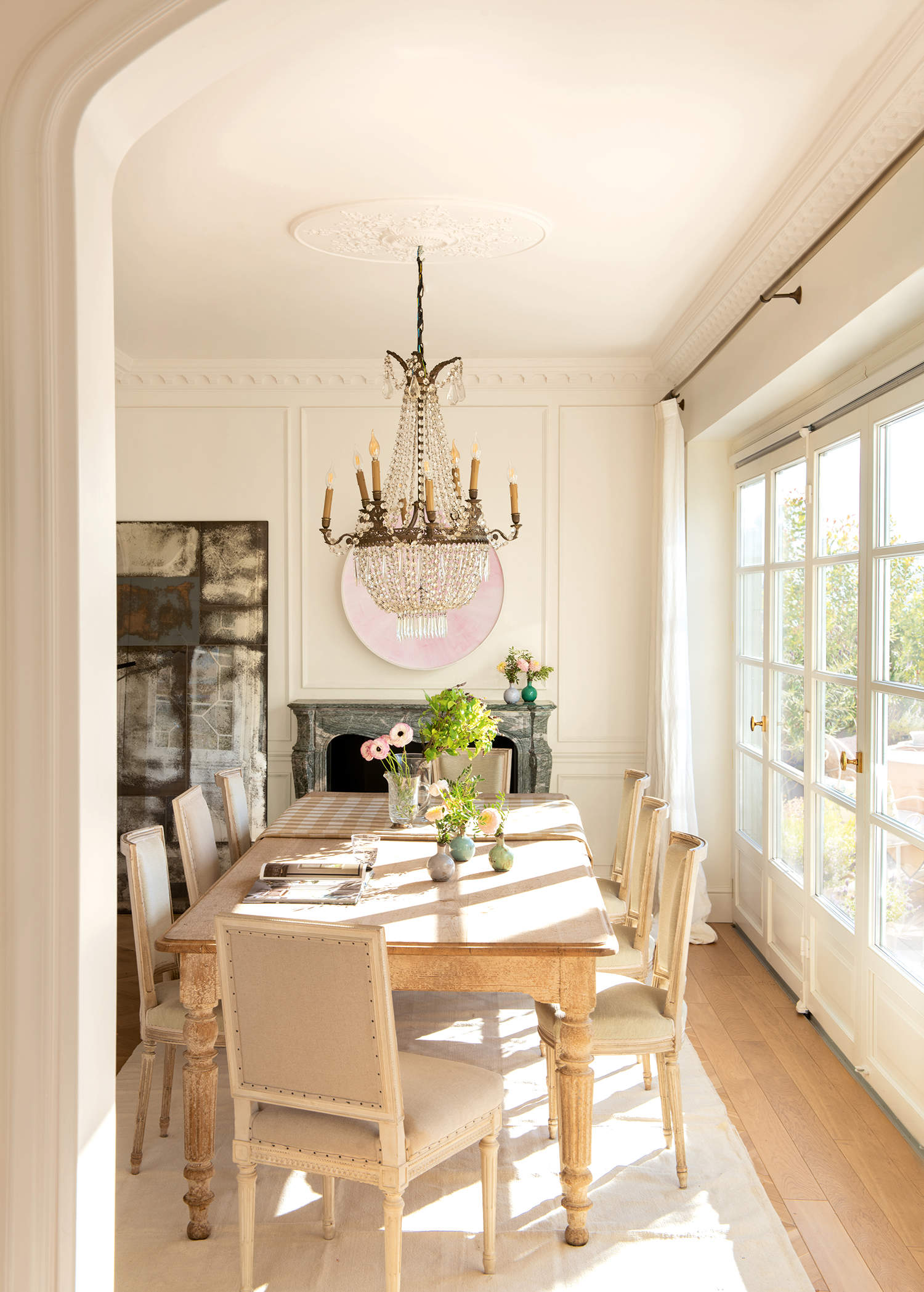 Comedor luminoso y elegante con mesa de madera y sillas tapizadas