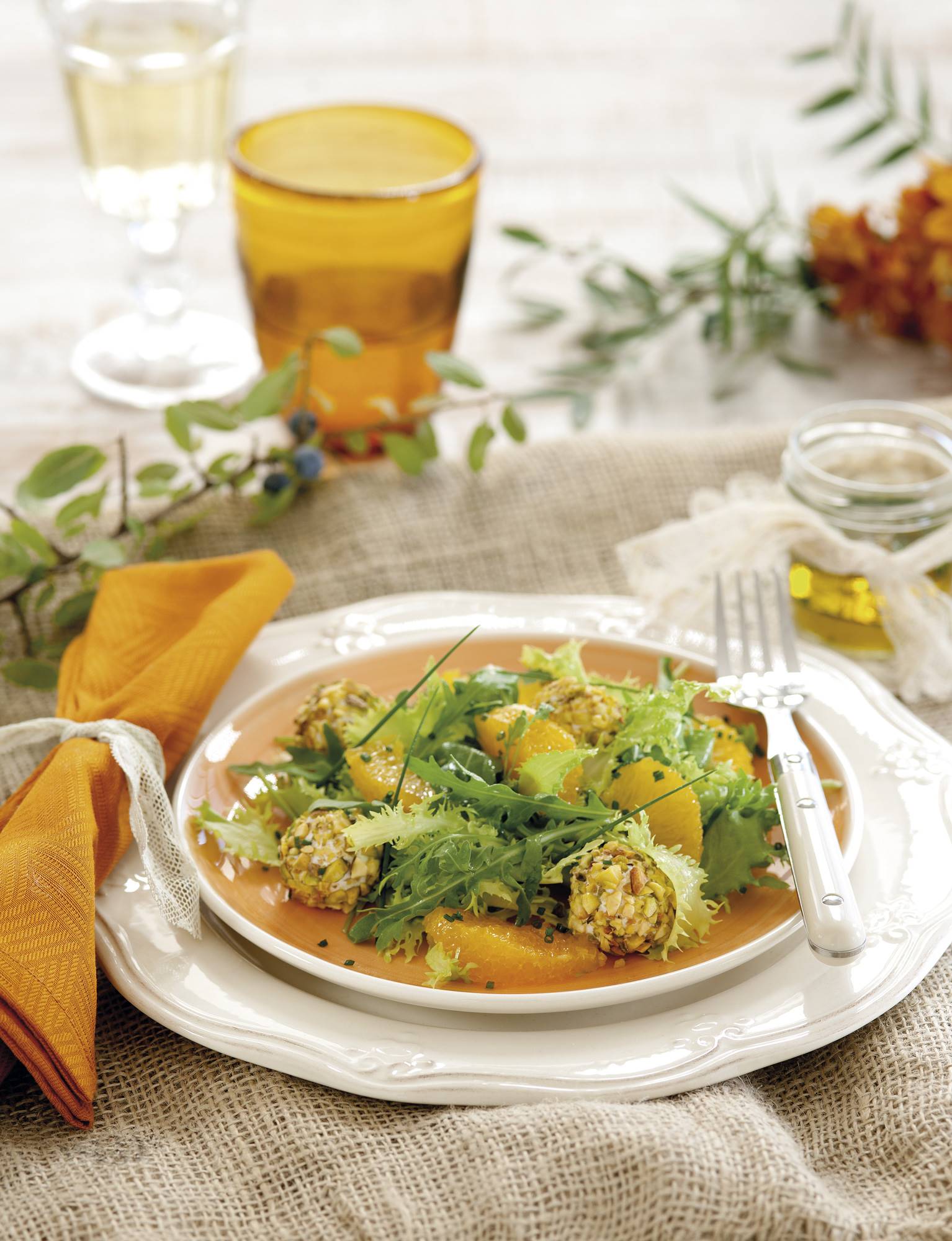Receta saludable: ensalada con naranja, queso y pistachos.