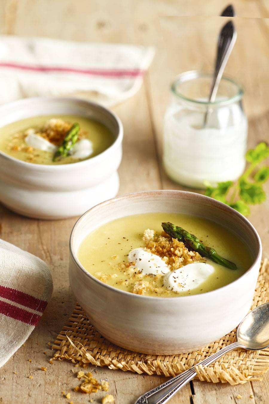 Comida saludable: receta de crema fría de espárragos.