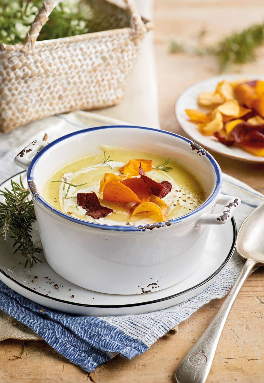 Comida saludable: receta de crema de patata y puerro con chips de verduras.