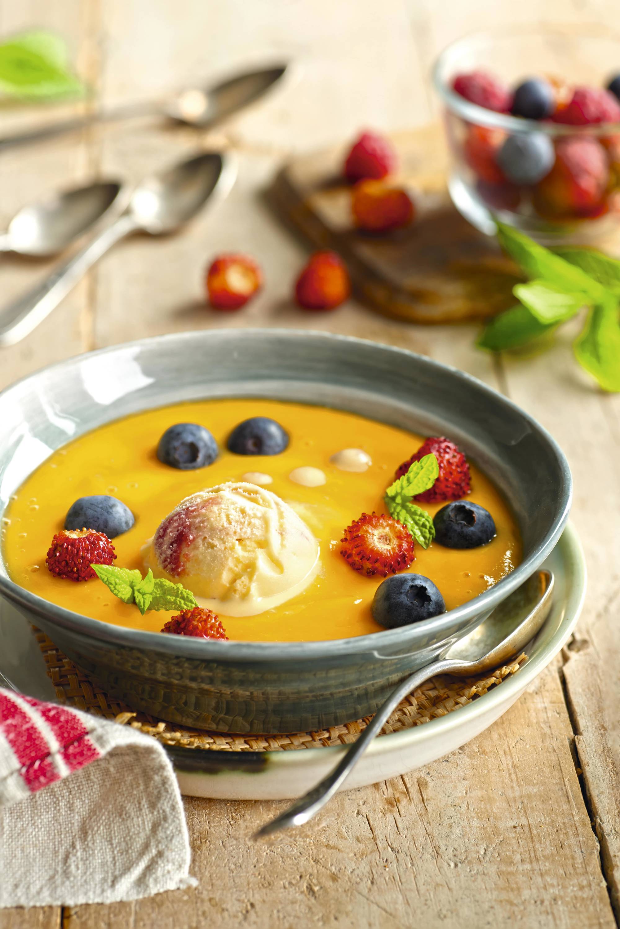 Receta saludable: crema de papaya con helado y frutos rojos