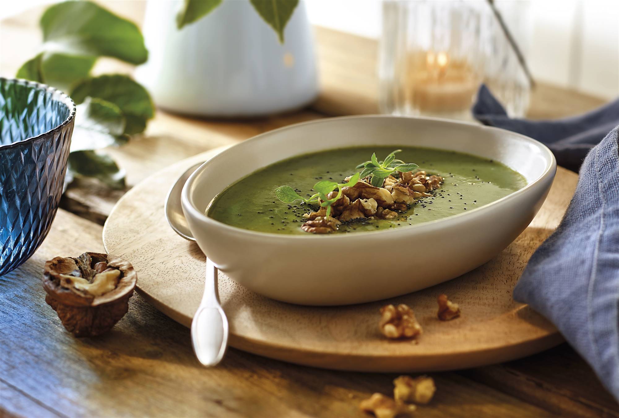 Crema verde de lechuga y espirulona con nueces.
