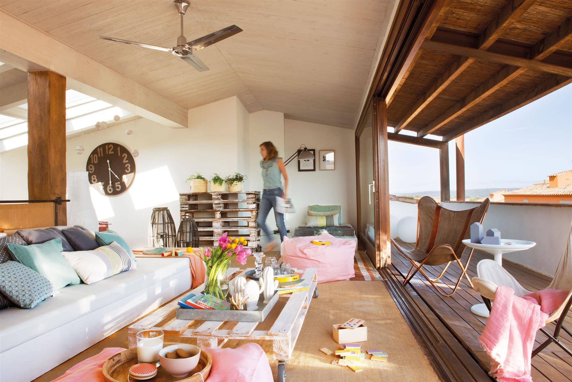 Salón conectado a la terraza con puerta corredera. 