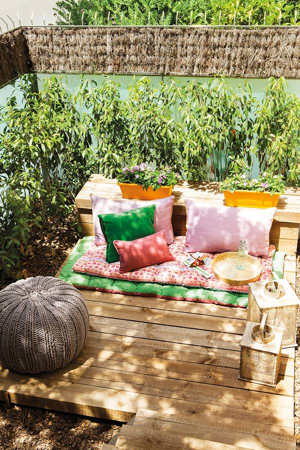 Terraza chill out con plataforma de madera.  