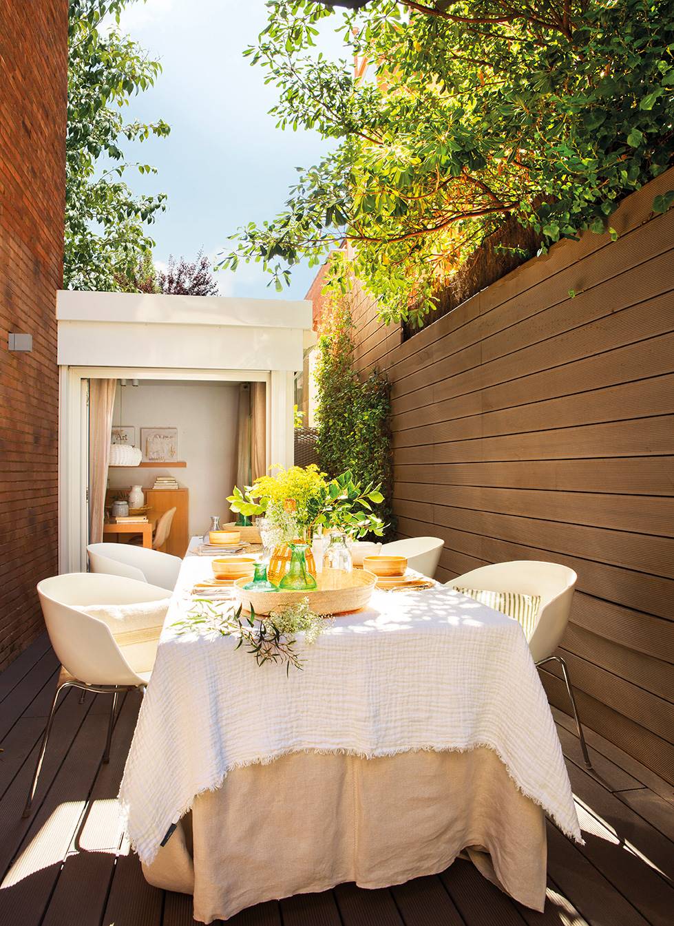 Terraza alargada con comedor. 