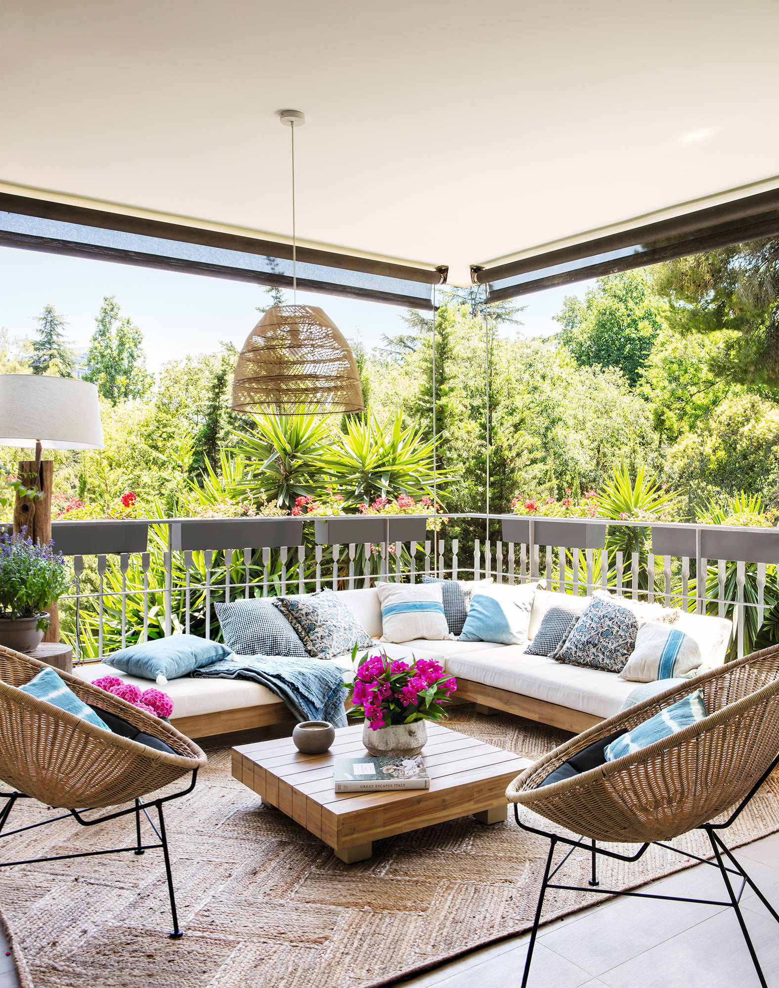 Terraza decorada como un salon exterior.