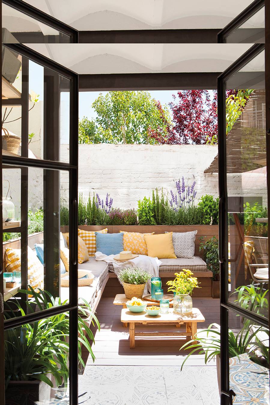 Terraza interior con banco de obra.