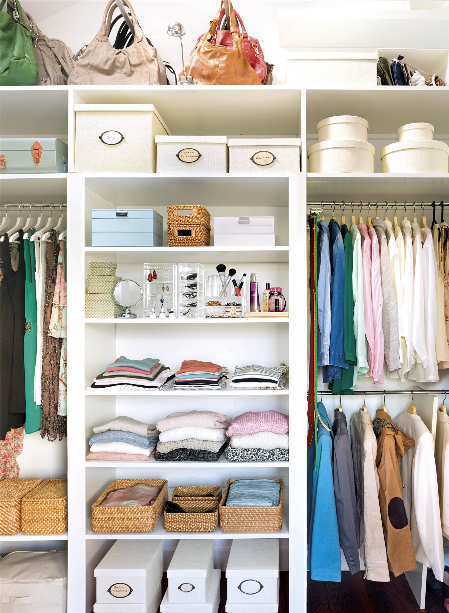 detalle-de-armario-vestidor-blanco-con-barra-cajas-y-zona-de-tocador 28f6b414 1466x2000