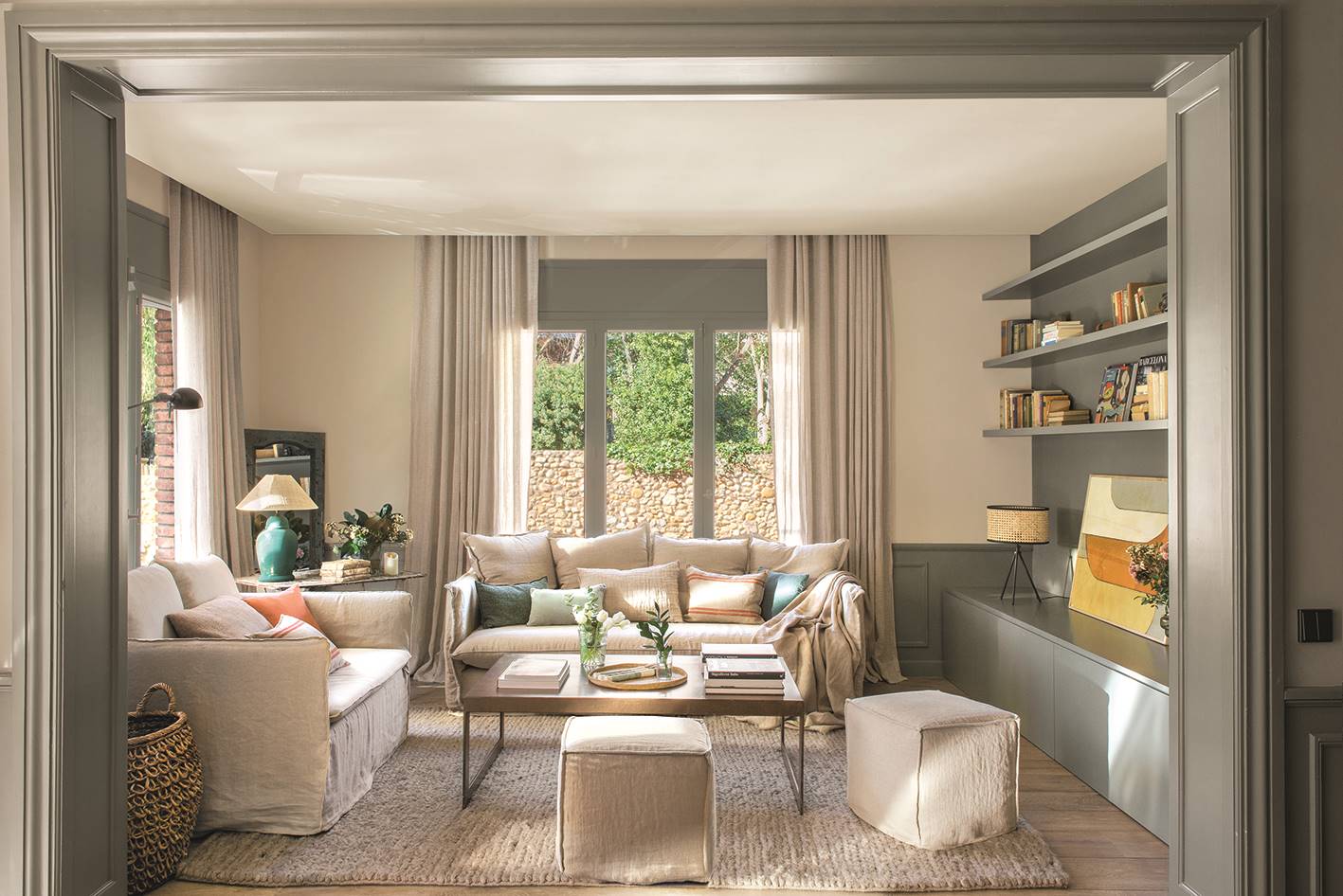Un salón moderno con toques en gris verdoso.