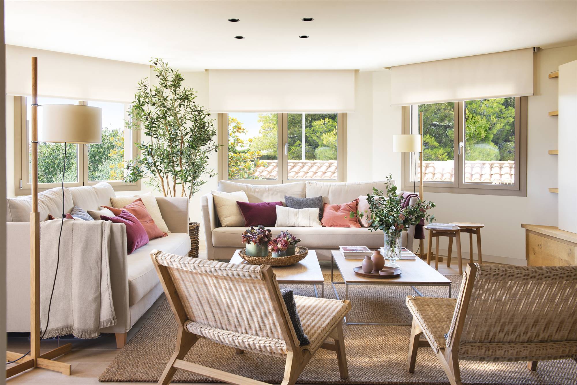 Un salón moderno con sillones de madera.
