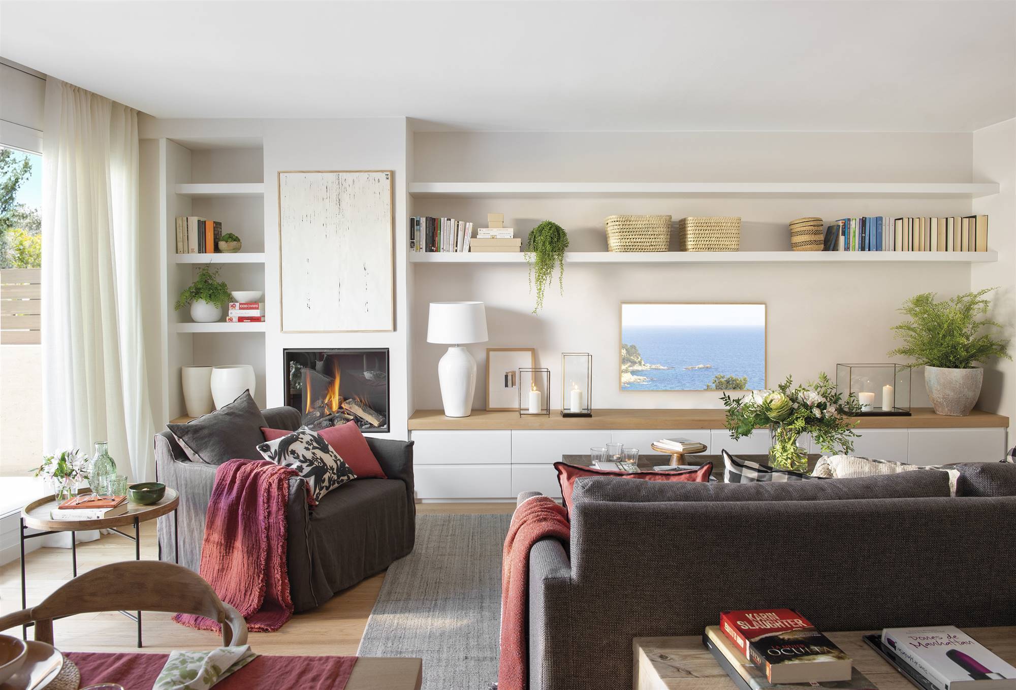 Un salón moderno aprovechado con muebles a medida.
