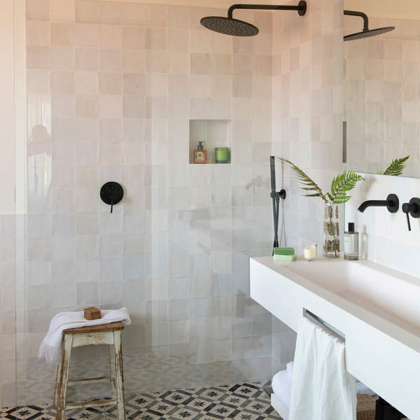 Así se adapta el baño para personas mayores: qué peligros hay y cómo solucionarlos