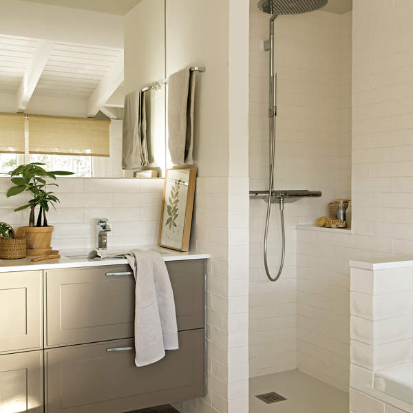 Adiós a la mampara en el baño: las 5 alternativas más estilosas para baños pequeños de El Mueble