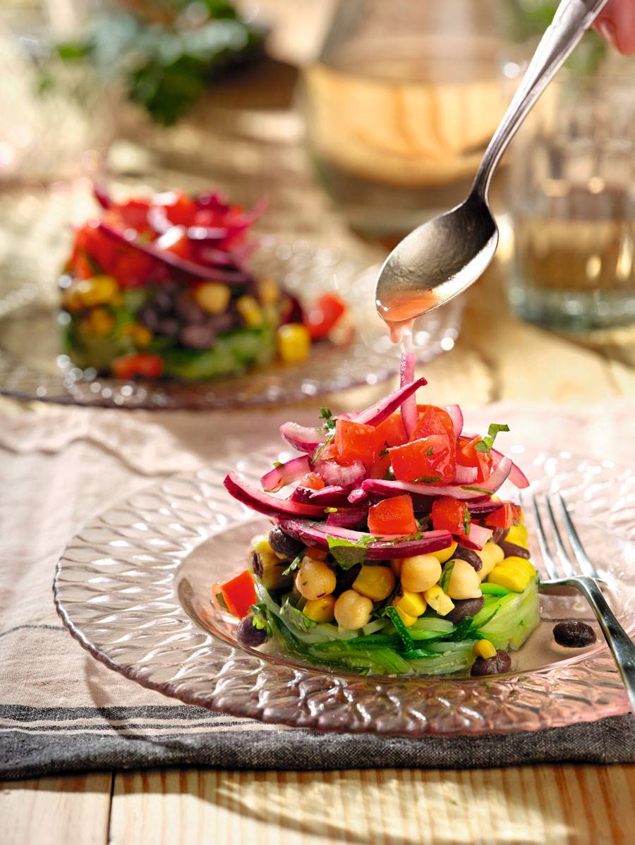Comida saludable: receta de ensalada de garbanzos y frijoles negros.