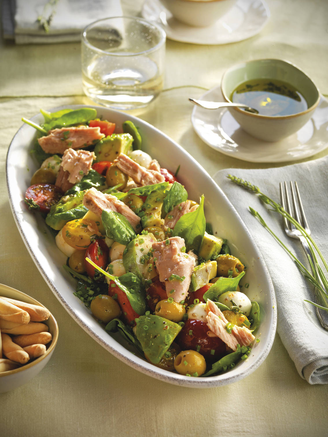 Ensalada de aguacate, cherrys, bonito y mozzarella.