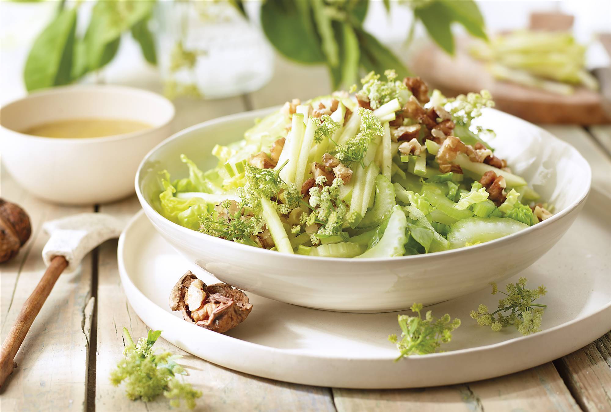 Ensalada de apio, nueces y manzana con pimienta rosa.