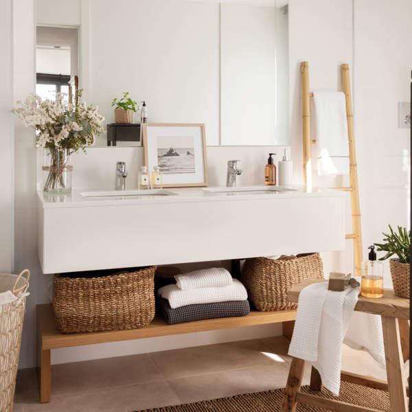 Baños pequeños con encanto: 12 ejemplos con ideas para aprovechar el espacio que te inspirarán en tu próxima reforma
