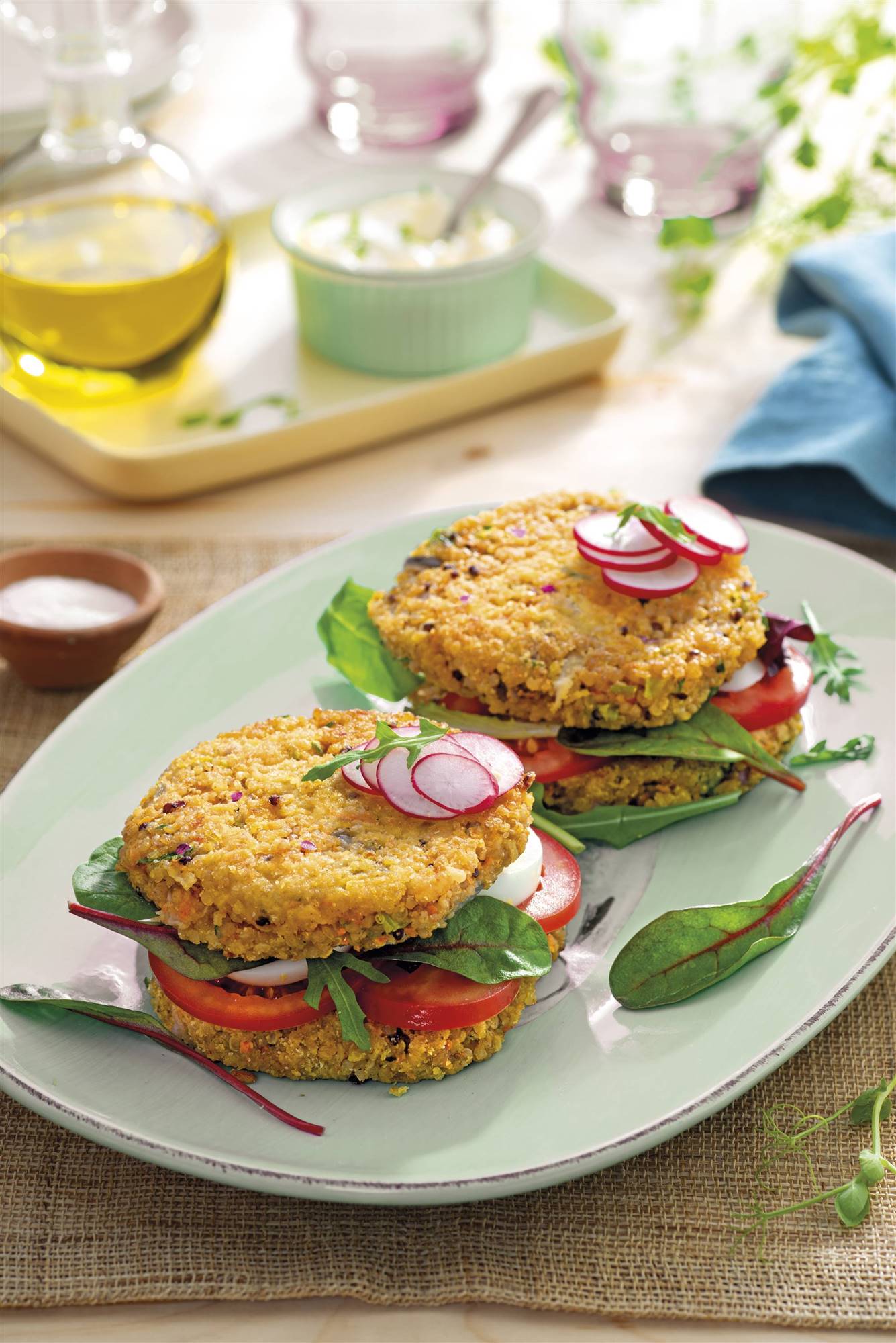 Hamburguesas de quinoa y verduras con tomate y huevo duro.