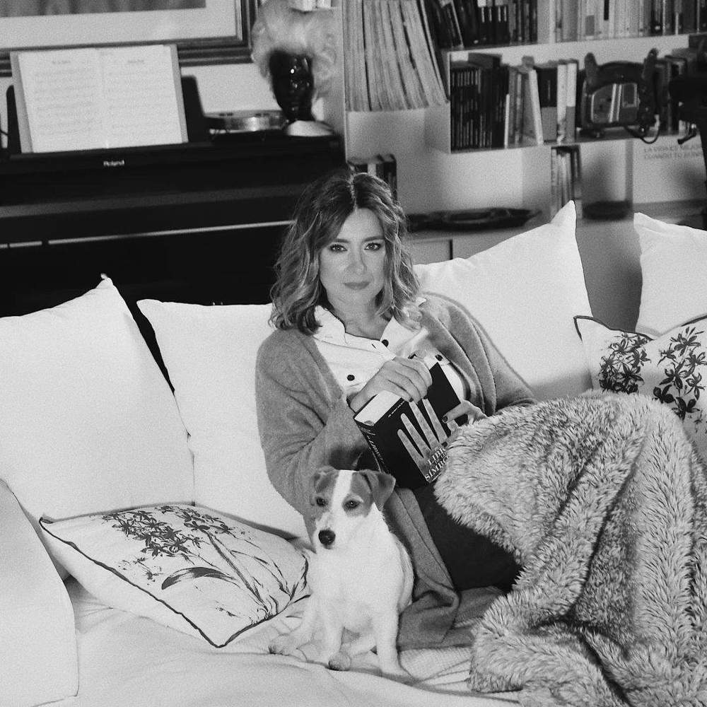 Maxi sofá blanco de Sandra Barneda