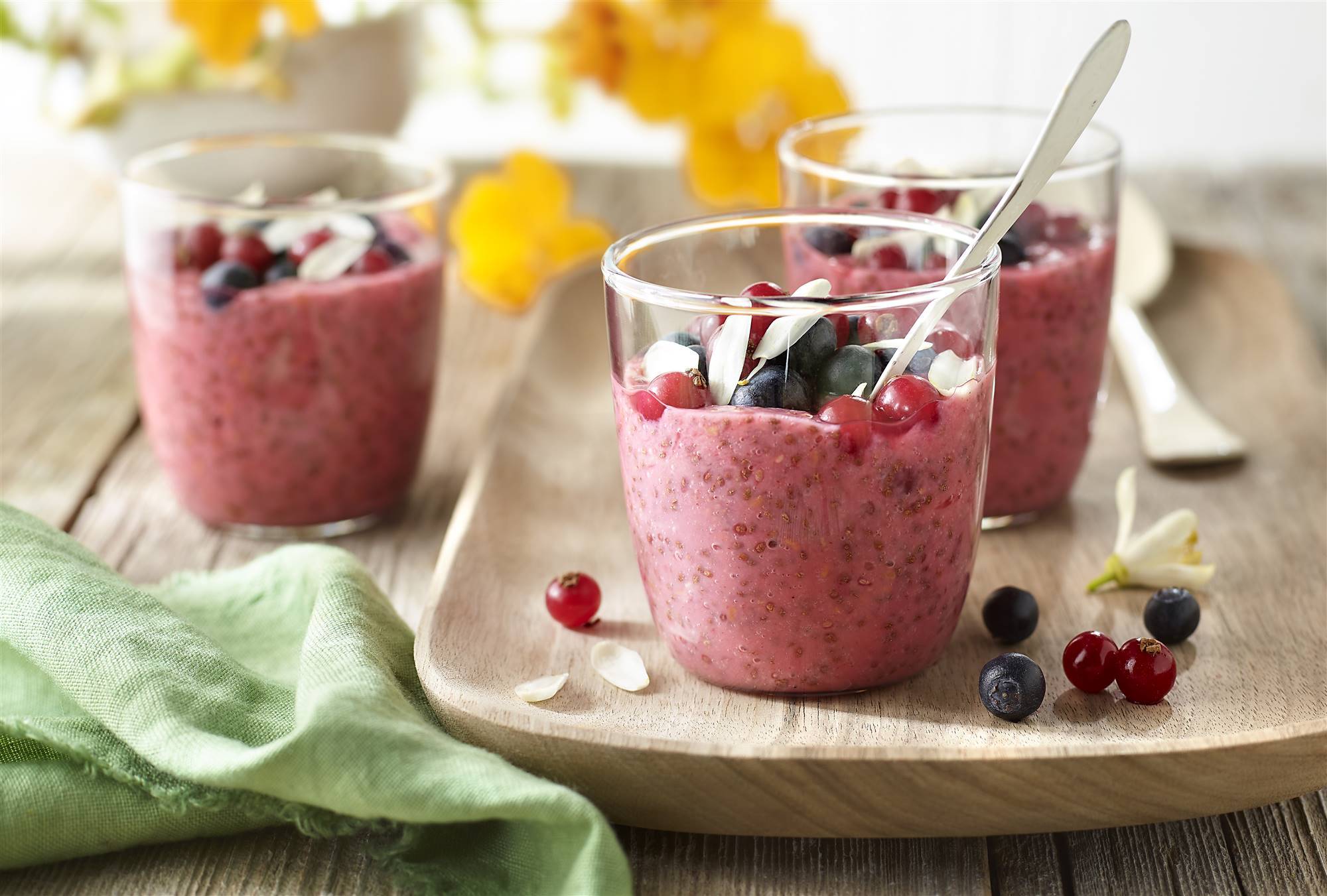 Receta de mousse de semillas de chía con grosellas, leche de coco y esencia de vainilla. 