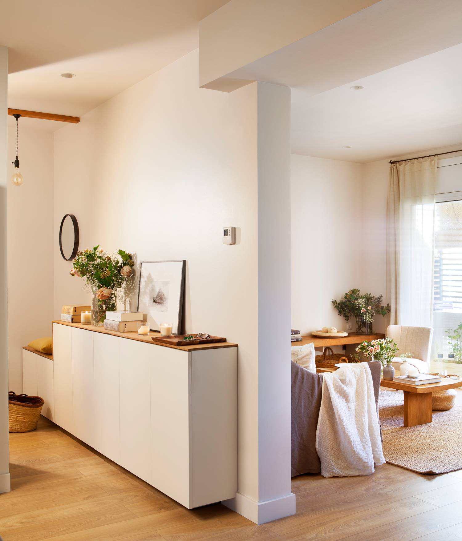 Recibidor moderno con mueble blanco y con el sobre de madera