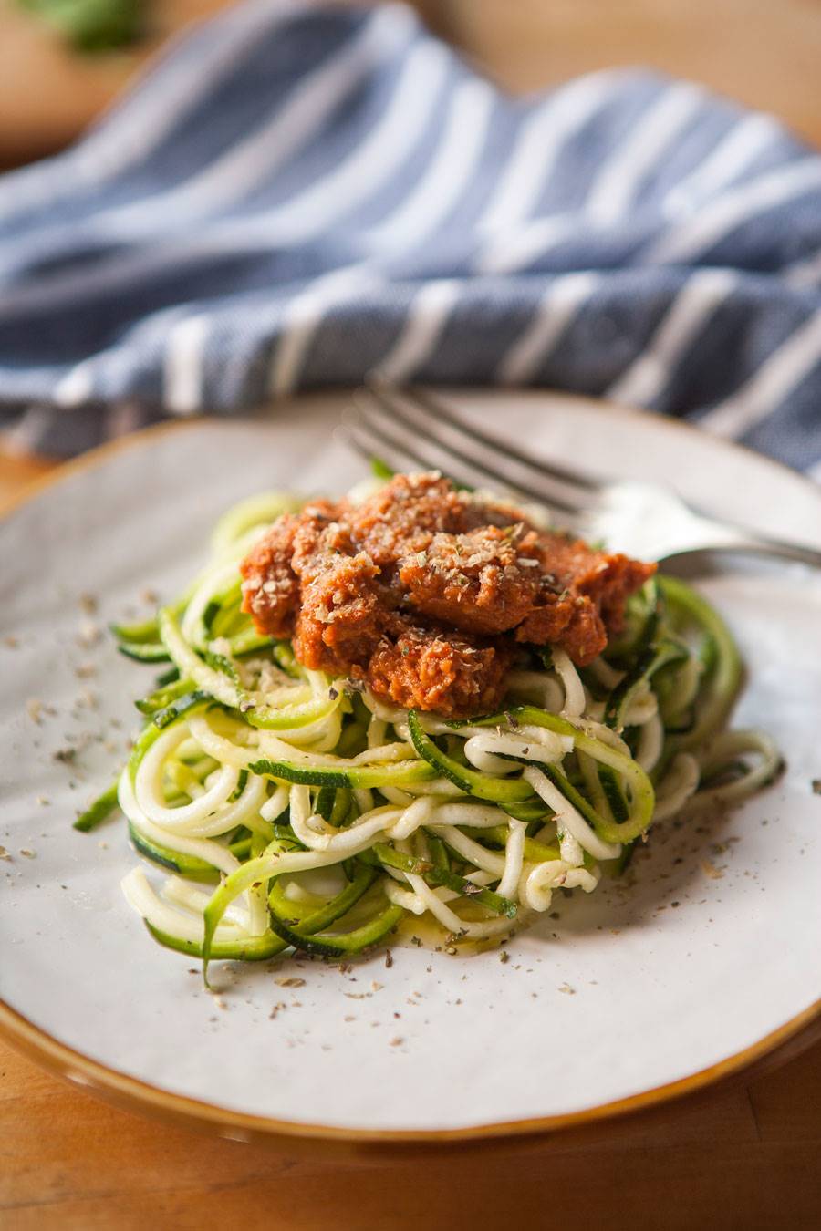 Comida saludable: receta de noodles de calabacín con tomates secos.