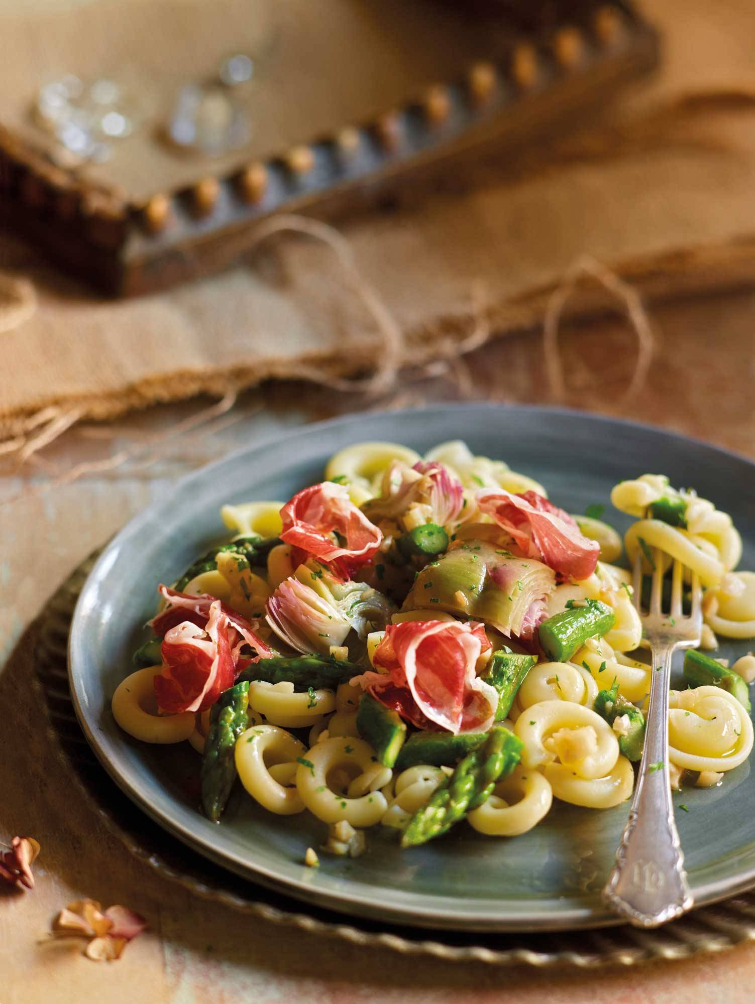 Receta saludable: pasta con jamón, espárragos y alcachofas. 