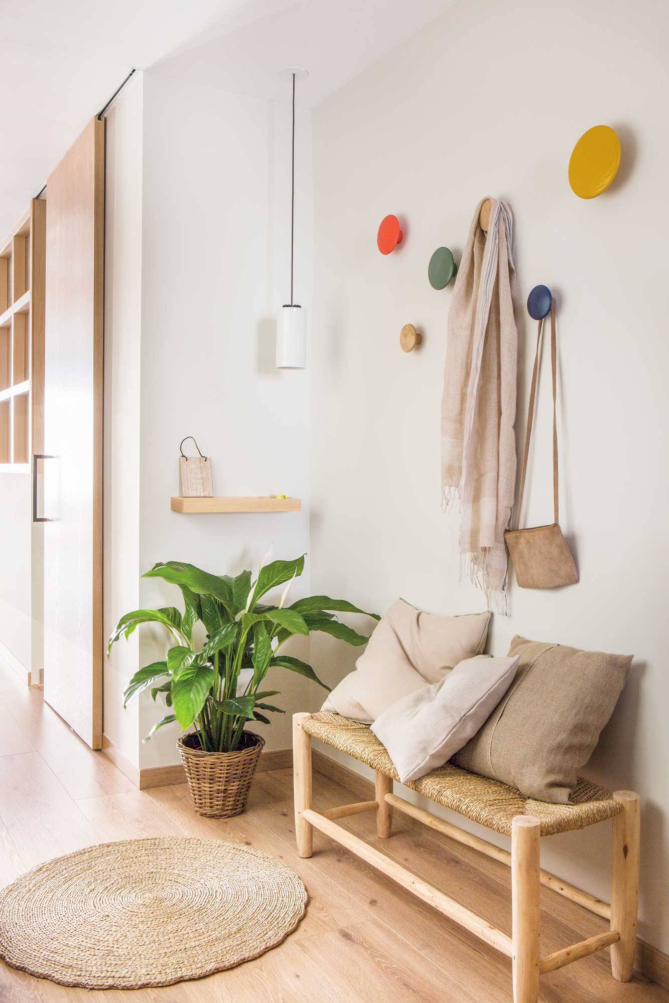 Recibidor pequeño moderno con percheros de colores y banco 00503814