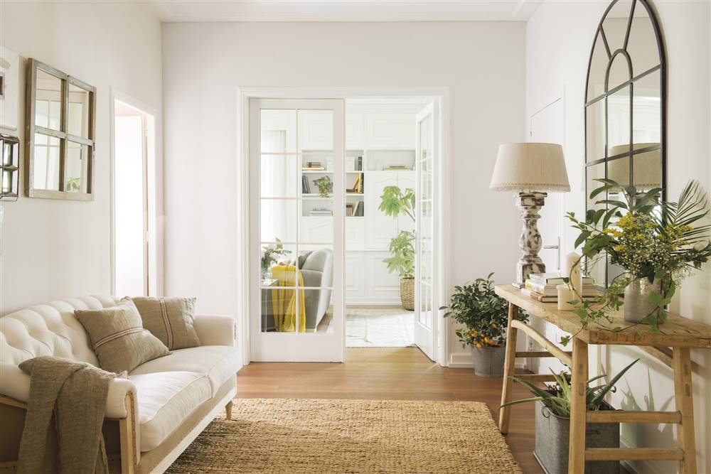 recibidor invierno con espejos y sofá 00485192