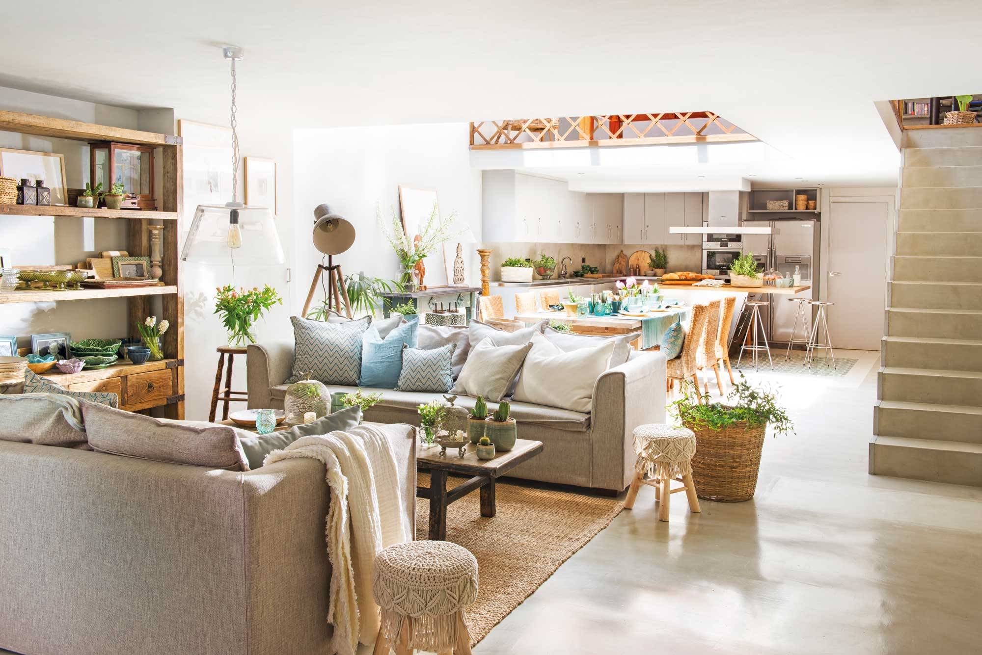 Un salón moderno abierto a la cocina y al comedor.